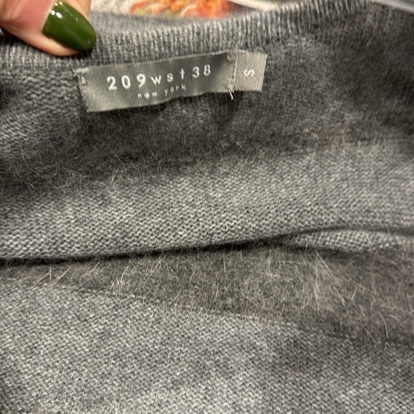 Beautiful 100% cardigan sweater with front pockets and side slits. - Picture 7 of 8